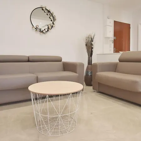 15 Min A Pied Du Palais ! 2 Pieces Refait A Neuf Avec Terrasse ! * Cannes
