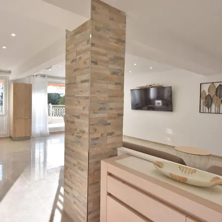 15 Min A Pied Du Palais ! 2 Pieces Refait A Neuf Avec Terrasse ! Cannes