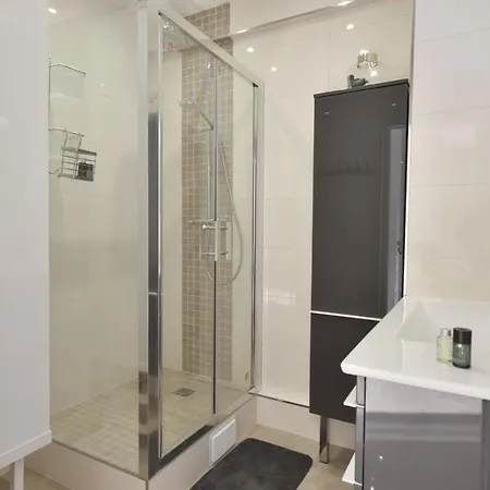 15 Min A Pied Du Palais ! 2 Pieces Refait A Neuf Avec Terrasse ! Apartamento Cannes