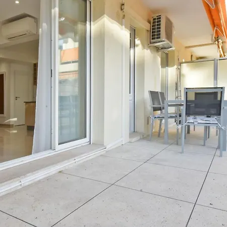 15 Min A Pied Du Palais ! 2 Pieces Refait A Neuf Avec Terrasse ! *